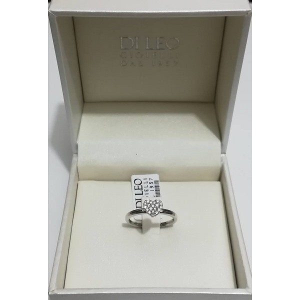 anello a cuore , montatura in oro bianco e diamanti incastonati a pavè