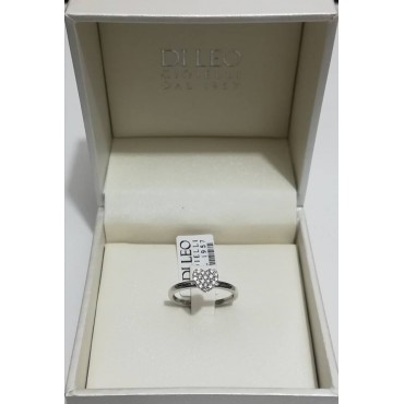 anello a cuore , montatura in oro bianco e diamanti incastonati a pavè